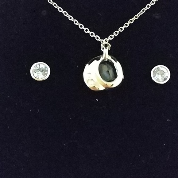 Swarovski Necklace and earrings set - Picture 3 of 8